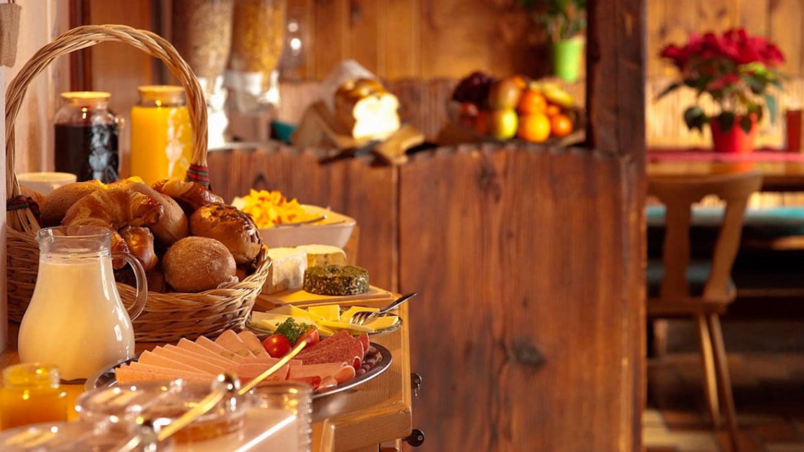 Hoy nuestro hotel, ubicado en un punto privilegiado de la ciudad de Venado Tuerto, provincia de Santa Fe, hará de su estadía un recuerdo inolvidable, ya que nuestra tradición hotelera y la exclusiva atención personalizada superarán todas sus expectativas.